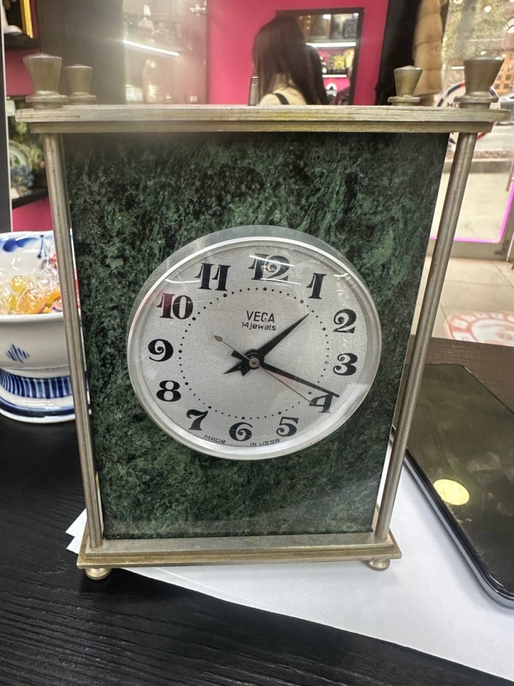 Настольные часы Vega