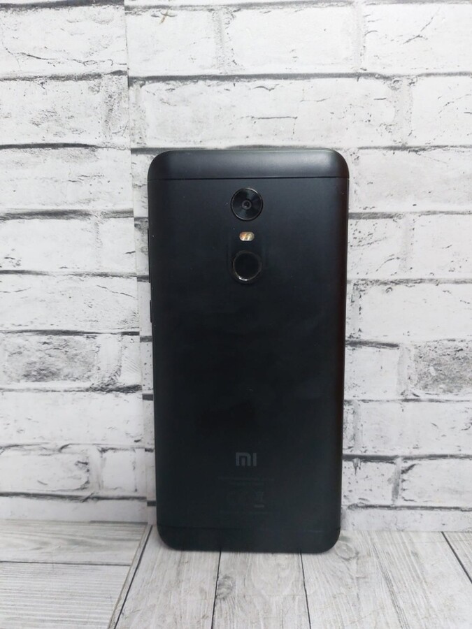 Смартфон Xiaomi Redmi 5+