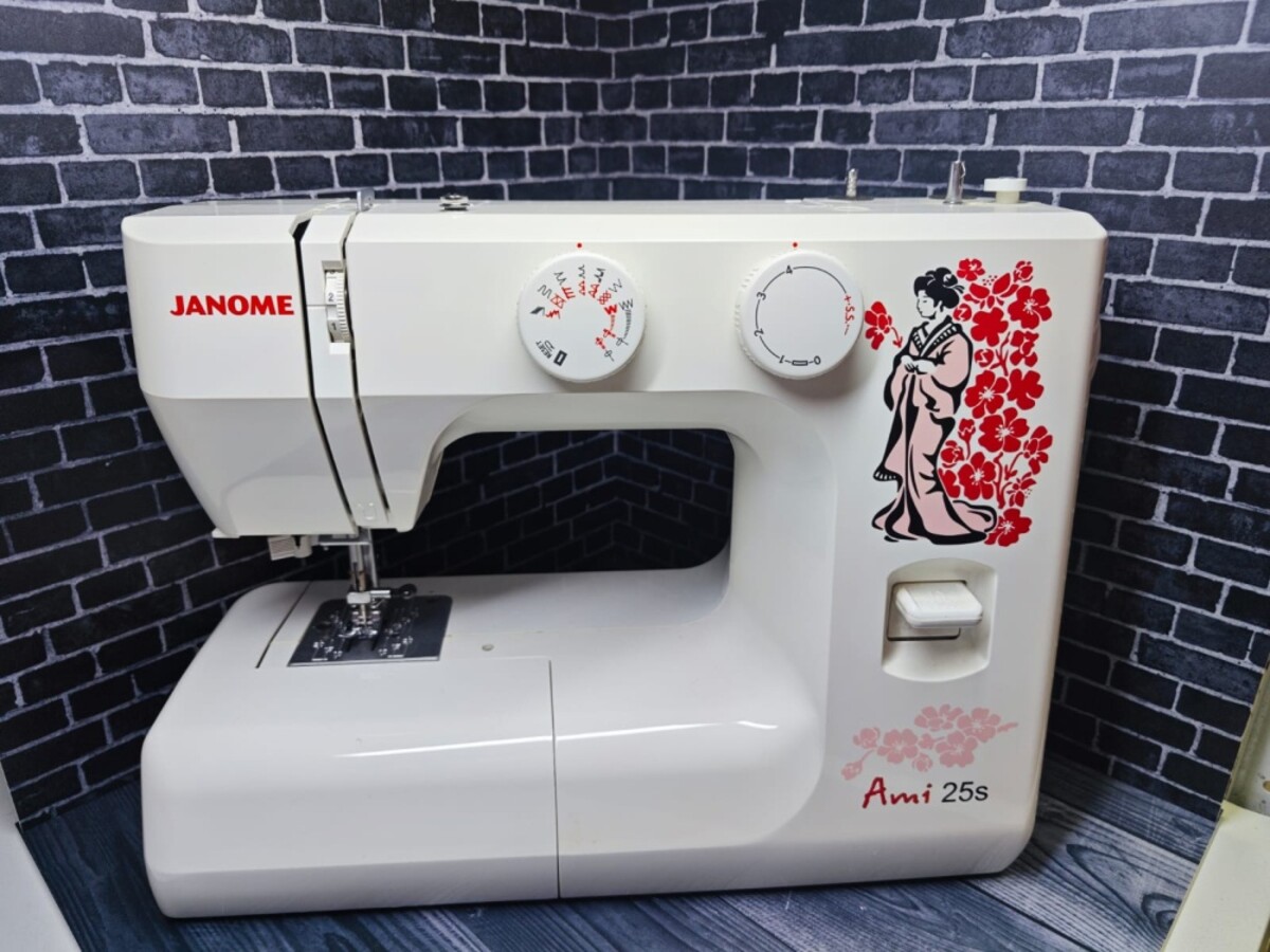 Швейная машина JANOME
