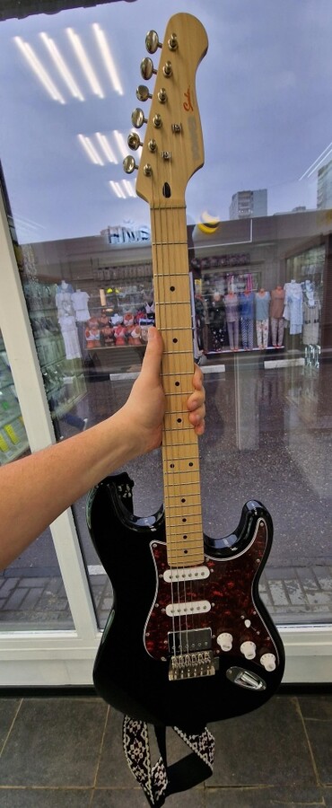 Электрогитара DONNER DST-200