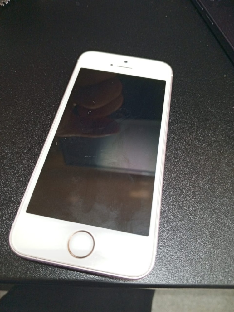 Смартфон iPhone SE