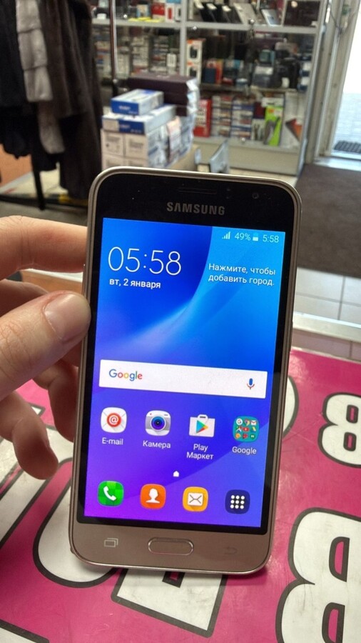 Смартфон Samsung J1 2016
