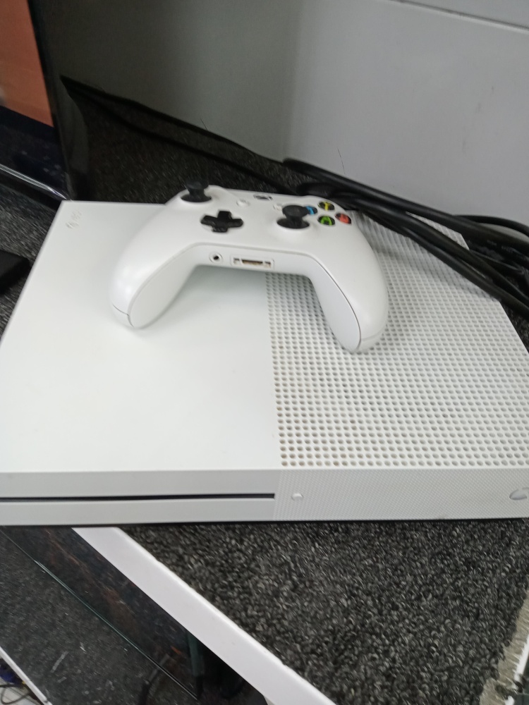 Игровая приставка XBOX ONE S 1ТБ