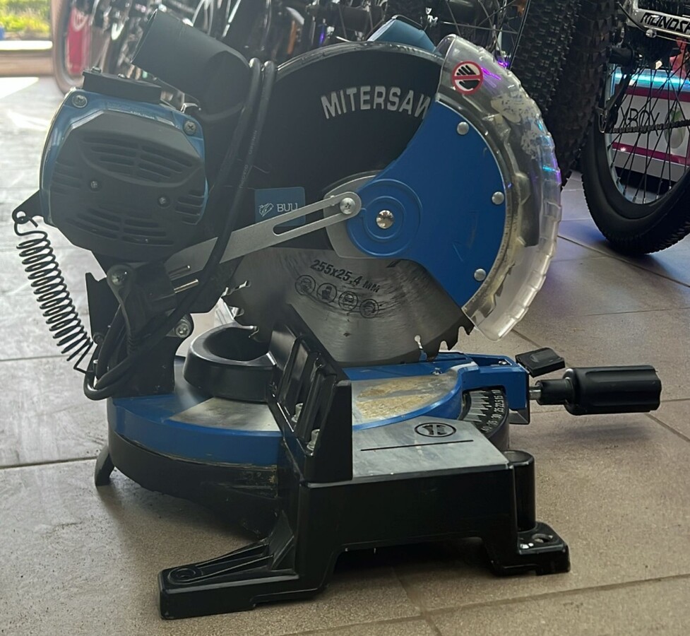 Торцовочная пила BULL CM2501