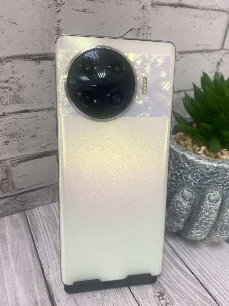 Tecno  SPARK 20 Pro Plus 8/256 ГБ