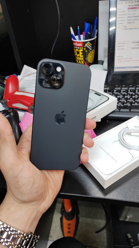 Смартфон iPhone 15